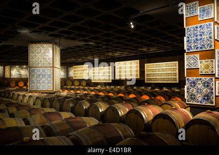 Botti di vino in una cantina decorata con antichi azulejos, Bacalhoa Cantina, Azeitao, penisola di Setubal, Portogallo, Europa Foto Stock