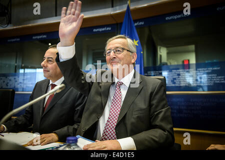 Socialista Italiano Vice Presidente del Parlamento Gianni Pittella (L) e PPE (Partito Popolare Europeo) gruppo candidato designato per la presidenza della Commissione europea, Jean Claude Juncker (R) all'inizio di un incontro con un gruppo politico del Parlamento europeo a Bruxelles, in Belgio, il 08.07.2014 Il Parlamento europeo voterà sulla Juncker il 15 Luglio da Wiktor Dabkowski Foto Stock