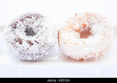 Cioccolato e vaniglia ciambelle di cocco sulla piastra bianca, stock photo Foto Stock