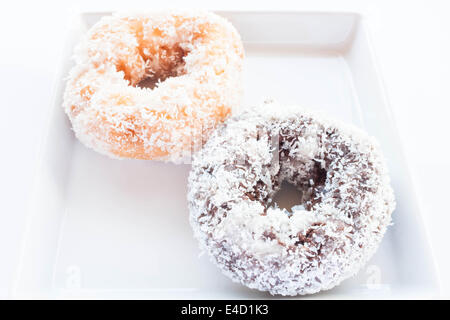 Cioccolato e vaniglia ciambelle con coperchio di noce di cocco, stock photo Foto Stock