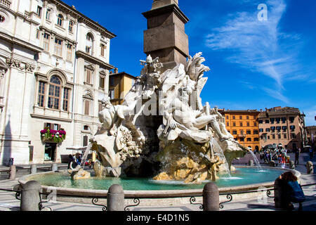 Fontana dei Quattro Fiumi in piedi in Piazza Navona è una delle tre fontane in piazza che sono una destinazione popolare per m Foto Stock