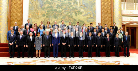 Pechino, Cina. 9 Luglio, 2014. I delegati posano per una foto di gruppo come frequentando il sesto round della Cina-STATI UNITI Strategico e il dialogo economico e il quinto round della Cina-STATI UNITI Consultazione ad alto livello sulle persone a persone di Exchange in Pechino, capitale della Cina, 9 luglio 2014. Credito: Zhang Duo/Xinhua/Alamy Live News Foto Stock