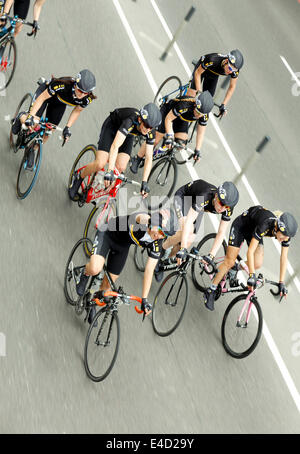 London, Regno Unito - 7 Luglio 2014: scelto dal locale ciclismo club, quattro cadetti (15-16 anni) e quattro ragazzi (17-18 anni) parte Foto Stock