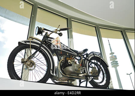 BMW R 32 dal 1923, museo BMW Monaco di Baviera, Baviera, Baviera, Germania Foto Stock