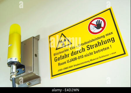 Avviso di pericolo segno nell'Emsland centrale nucleare della potenza di RWE AG, Lingen, Bassa Sassonia, Germania Foto Stock