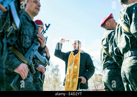 Prestazione di giuramento nella cerimonia di volontari dopo tre settimane di addestramento militare, nella motivazione della guardia nazionale di Ucraina presso Nova Foto Stock