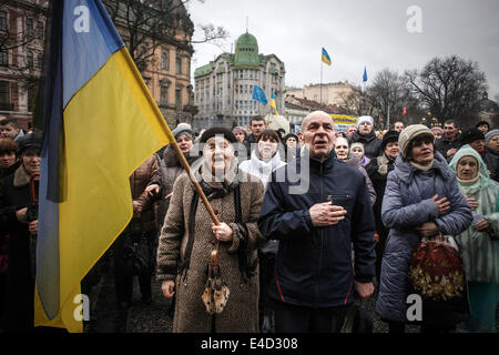 A cantare l'inno nazionale, cerimonia di lutto per le vittime del Euromaidan a Kiev, Lviv, Ucraina occidentale, Ucraina Foto Stock