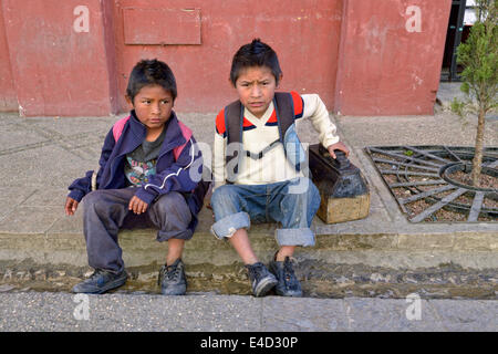 Il servizio di pulizia scarpe boys, San Cristóbal, Chiapas, Messico Foto Stock