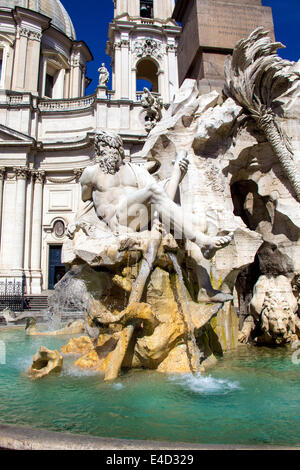 Fontana dei Quattro Fiumi in piedi in Piazza Navona è una delle tre fontane nella piazza di Roma Foto Stock