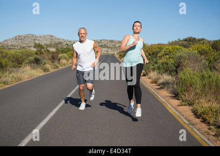 Montare matura in esecuzione su strada aperta insieme Foto Stock