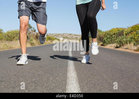 Montare matura in esecuzione su strada aperta insieme Foto Stock