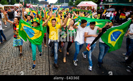 Berlino, Germania. 08 Luglio, 2014. I fan di allietare il Brasile prima della Coppa del Mondo FIFA 2014 semifinale partita tra Germania e Brasile alla visualizzazione pubblico presso la Porta di Brandeburgo a Berlino, Germania, 08 luglio 2014. Foto: Daniel Bockwoldt/dpa/Alamy Live News Foto Stock