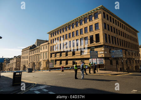 Strathclyde polizia (UK) ufficiali in stand by a cordone in corrispondenza di un incidente di polizia, Glasgow, Scotland, Regno Unito. Glasgow, Scotland, Regno Unito. Foto Stock