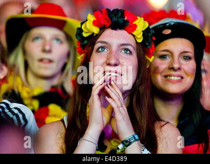 Berlino, Germania. 08 Luglio, 2014. Una Germania ventole sono raffigurate durante la Coppa del Mondo FIFA 2014 semifinale partita tra Germania e Brasile alla visualizzazione pubblico presso la Porta di Brandeburgo a Berlino, Germania, 08 luglio 2014. La Germania ha vinto 7-1. Foto: Daniel Bockwoldt/dpa/Alamy Live News Foto Stock