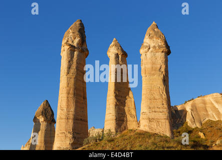 Camini di Fata, fallo a forma di formazioni di tufo, Love Valley, Goreme National Park, Cappadocia, Nevsehir Provincia Foto Stock