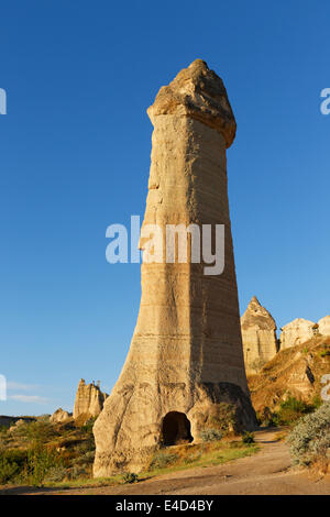 Camini di Fata, fallo a forma di formazioni di tufo, Love Valley, Goreme National Park, Cappadocia, Nevsehir Provincia Foto Stock