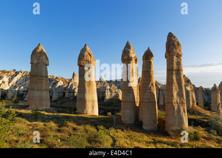 Camini di Fata, fallo a forma di formazioni di tufo, Love Valley, Goreme National Park, Cappadocia, Nevsehir Provincia Foto Stock