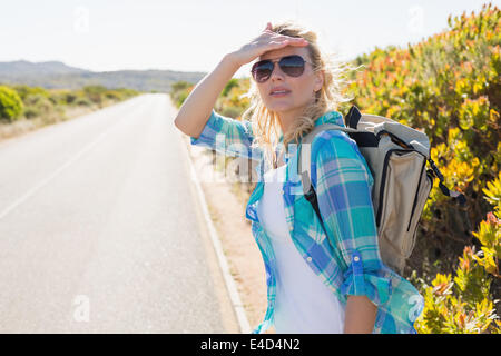 Attraente bionda escursioni del sollevatore sulla strada rurale Foto Stock