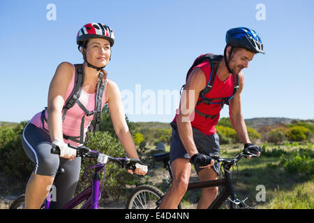 Coppia attiva escursioni in bicicletta nelle campagne Foto Stock