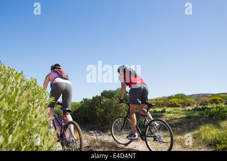 Coppia attiva escursioni in bicicletta nelle campagne Foto Stock