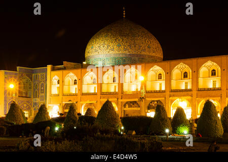 Sheikh Lutfollah moschea, su Maydan-e l Imam, o Maydan-e Shah o Maydan-e Naqsh-e JAHAN, o Imam Square, Naghshe Jahan, Isfahan Foto Stock