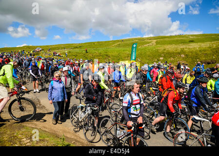 Discesa lenta per gli spettatori dopo il 2014 Tour de France stage 1 su Buttertubs Pass o Le Cote de Buttertubs North Yorkshire Foto Stock