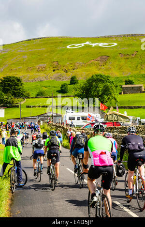 Testa di spettatori verso la salita di Buttertubs Pass per la fase 1 del 2014 Tour de France nel North Yorkshire Foto Stock