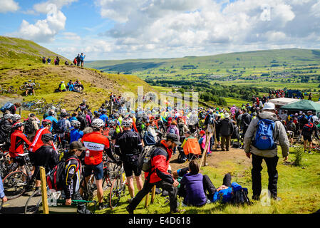 Discesa lenta per gli spettatori dopo il 2014 Tour de France stage 1 su Buttertubs Pass o Le Cote de Buttertubs North Yorkshire Foto Stock