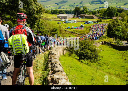 Discesa lenta per gli spettatori dopo il 2014 Tour de France stage 1 su Buttertubs Pass o Le Cote de Buttertubs North Yorkshire Foto Stock