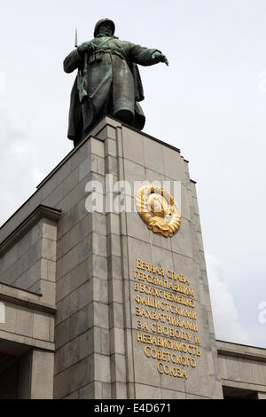 Guerra sovietica memoriale sulla Strasse des 17 Junis a Berlino, Germania. Il memorial sorge in onore delle truppe sovietiche che cadde duri Foto Stock