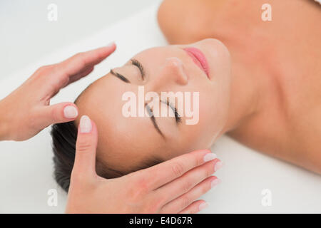 Tranquillo brunette ricevendo la terapia reiki Foto Stock