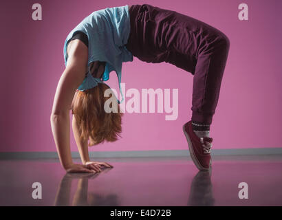 Piuttosto ballerino break facendo una curva posteriore Foto Stock