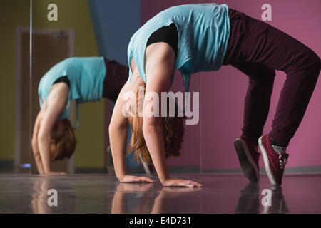 Piuttosto ballerino break facendo una curva posteriore Foto Stock