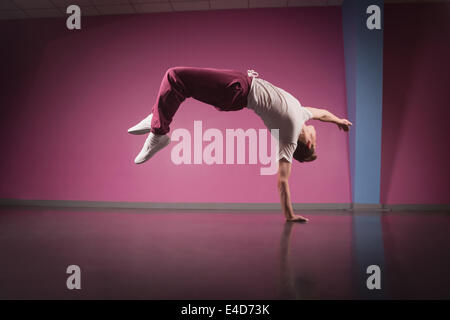 Cool break dancer facendo handstand su un lato Foto Stock