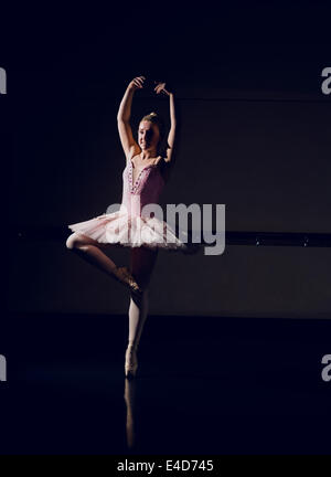 Bellissima ballerina dancing en pointe Foto Stock