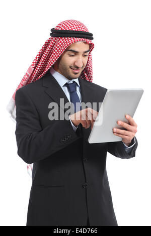 Arabia saudita Arab Emirates imprenditore lavora con un lettore di tablet pc isolati su sfondo bianco Foto Stock