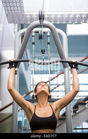 Montare brunette utilizzando i pesi per i bracci Foto Stock