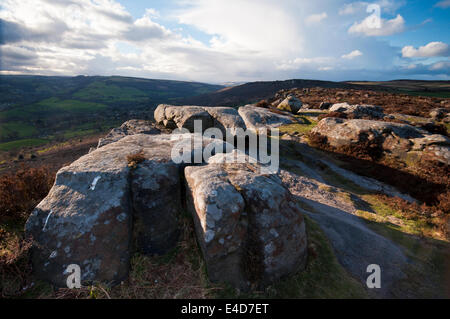 Guardando fuori dal bordo Baslow in direzione del bordo Kerber nel Parco Nazionale di Peak District. Foto Stock