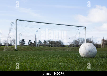 Il calcio di un passo vuoto nella parte anteriore dell'obiettivo Foto Stock