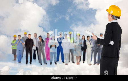 Immagine composita di sorridere architetto con elmetto Foto Stock