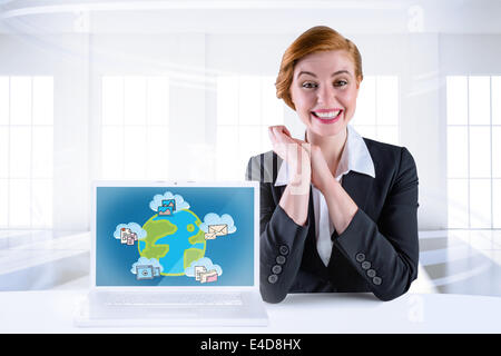 Immagine composita di entusiasti redhead imprenditrice seduto alla scrivania Foto Stock