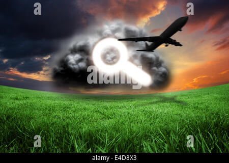 Immagine composita di lente di ingrandimento nella nuvola grigio con l'aereo Foto Stock