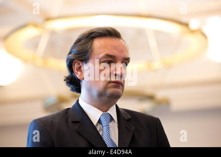 Amburgo, Germania. 09 Luglio, 2014. L' ex presidente e amministratore delegato finanza del HSH Nordbank, Dirk Jens Nonnenmacher, sorge nell'aula del tribunale regionale di Amburgo, Germania, 09 Juli 2014. Il tribunale regionale di Amburgo ha assolto tutti gli ex HSH Nordbank dirigenti della carica di appropriazione indebita in modo particolarmente grave caso. Foto: Christian Charisius/dpa/Alamy Live News Foto Stock