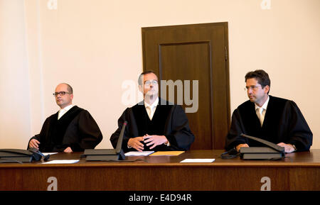 Amburgo, Germania. 09 Luglio, 2014. Il giudice supremo Mark Tully e i suoi colleghi Volker Bruns (L) e malte Wellhausen (R) SIT all'inizio della sperimentazione in aula del tribunale regionale di Amburgo, Germania, 09 Juli 2014. Il tribunale regionale di Amburgo ha assolto tutti gli ex HSH Nordbank dirigenti della carica di appropriazione indebita in modo particolarmente grave caso. Foto: Christian Charisius/dpa/Alamy Live News Foto Stock