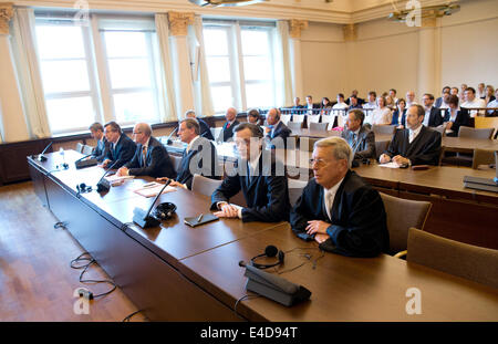 Amburgo, Germania. 09 Luglio, 2014. L ex presidente e amministratore delegato finanza del HSH Nordbank, Dirk Jens Nonnenmacher (2-R), il suo predecessore Hans Berger (3-L), ex capitale mercato presidente Jochen Friedrich (ANTERIORE-L) e ulteriormente convenuti con i loro avvocati sedersi all'inizio della sperimentazione in aula del tribunale regionale di Amburgo, Germania, 09 Juli 2014. Il tribunale regionale di Amburgo ha assolto tutti gli ex HSH Nordbank dirigenti della carica di appropriazione indebita in modo particolarmente grave caso. Foto: Christian Charisius/dpa/Alamy Live News Foto Stock