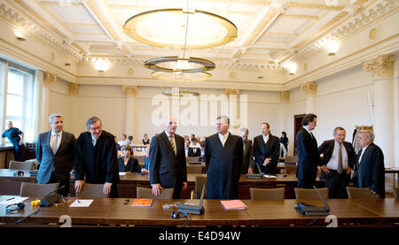 Amburgo, Germania. 09 Luglio, 2014. L ex presidente e amministratore delegato finanza del HSH Nordbank, Dirk Jens Nonnenmacher (3-R), il suo predecessore Hans Berger (3-L), ex capitale mercato presidente Jochen Friedrich (L) e ulteriormente convenuti con i loro avvocati stand all'inizio della sperimentazione in aula del tribunale regionale di Amburgo, Germania, 09 Juli 2014. Il tribunale regionale di Amburgo ha assolto tutti gli ex HSH Nordbank dirigenti della carica di appropriazione indebita in modo particolarmente grave caso. Foto: Christian Charisius/dpa/Alamy Live News Foto Stock