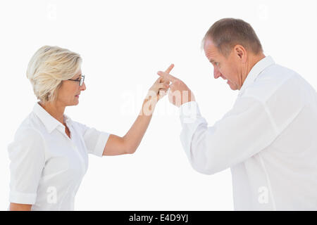 Arrabbiato coppia di anziani sostenendo gli uni con gli altri Foto Stock