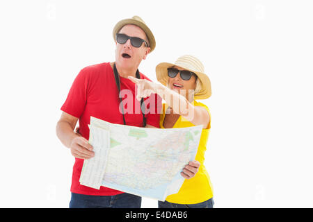 Felice turista giovane usando la mappa Foto Stock