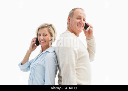 Felice Coppia matura parlando sui loro telefoni Foto Stock