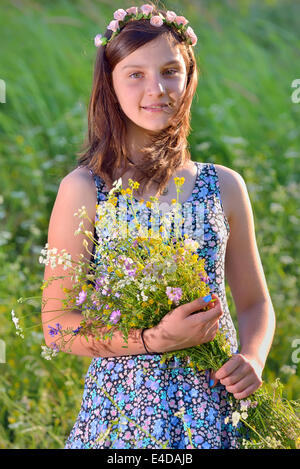 Ritratto di ragazza adolescente in natura Foto Stock